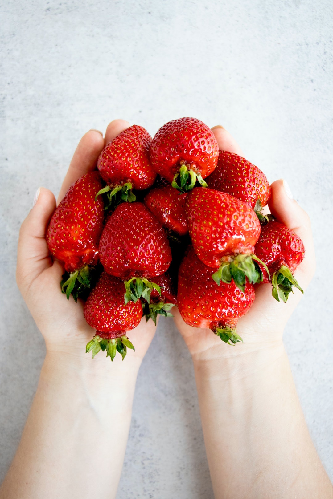 can dogs eat the green part of strawberries