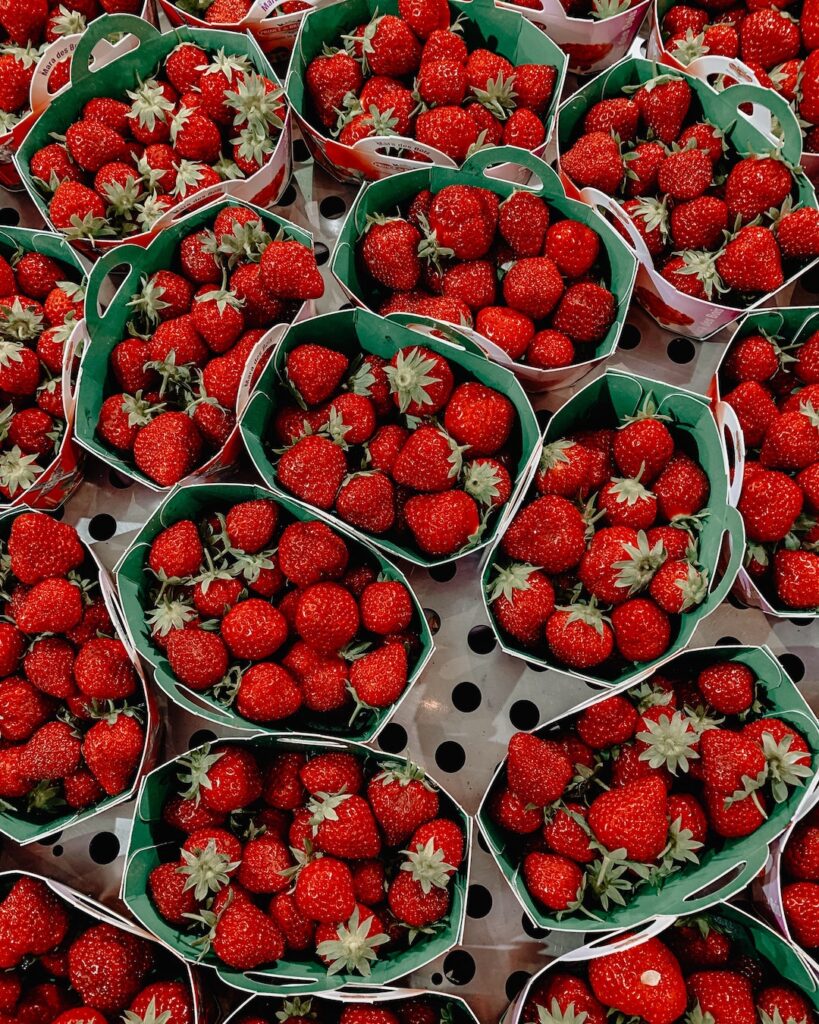 can dogs eat the green part of strawberries